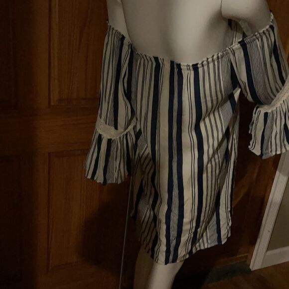 Off the shoulder bell sleeve dress - Picture 4 of 6